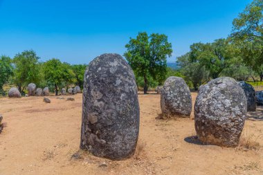 Portekiz 'in Evora kasabası yakınlarında Cromeleque dos Almendres.