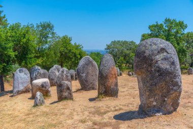 Portekiz 'in Evora kasabası yakınlarında Cromeleque dos Almendres.