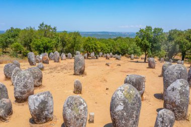 Portekiz 'in Evora kasabası yakınlarında Cromeleque dos Almendres.