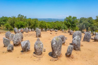 Portekiz 'in Evora kasabası yakınlarında Cromeleque dos Almendres.