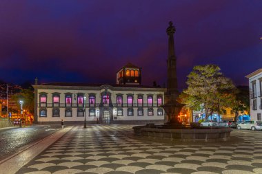 Funchal, Madeira, Portekiz 'deki Praca do Municipio' nun gece görüşü.