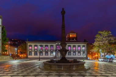 Funchal, Madeira, Portekiz 'deki Praca do Municipio' nun gece görüşü.