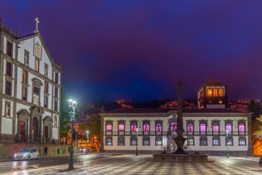 Funchal, Madeira, Portekiz 'deki Praca do Municipio' nun gece görüşü.