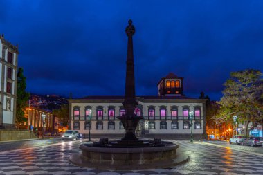 Funchal, Madeira, Portekiz 'deki Praca do Municipio' nun gece görüşü.