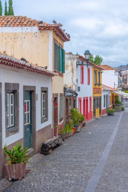 Portekiz 'in Funchal kasabasında dar bir sokak..