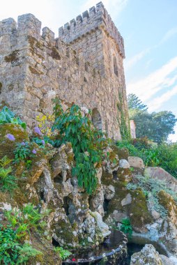 Portekiz, Sintra 'daki Quinta da Regaleira sarayının koruyucu kapısı..