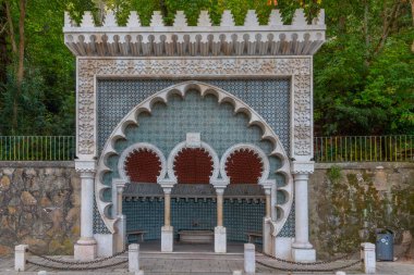 Portekiz 'in Sintra kasabasında Fonte Mourisca.