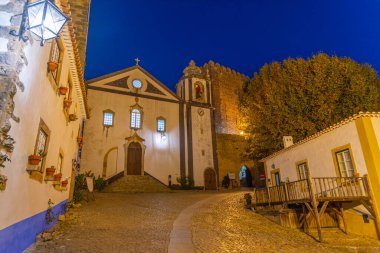 Portekiz, Obidos 'taki Sao Tiago kilisesinin gece manzarası.