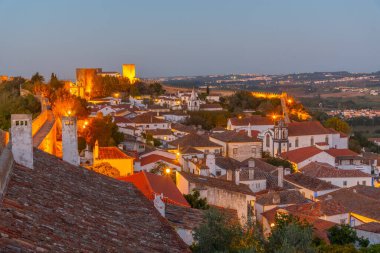 Portekiz 'deki Obidos kasabasının gece görüşü.