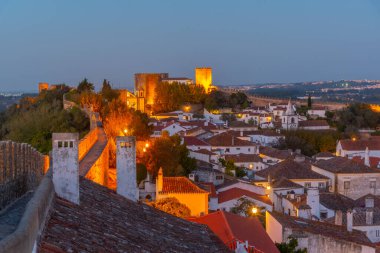 Portekiz 'deki Obidos kasabasının gece görüşü.