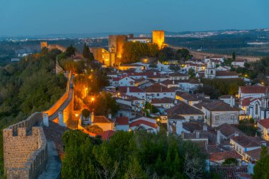 Portekiz 'deki Obidos kasabasının gece görüşü.