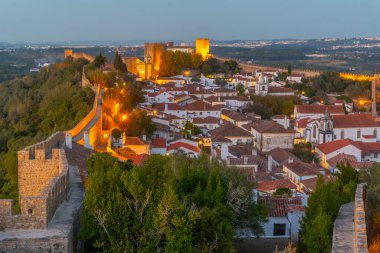 Portekiz 'deki Obidos kasabasının gece görüşü.