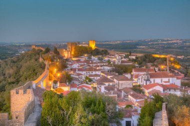 Portekiz 'deki Obidos kasabasının gece görüşü.