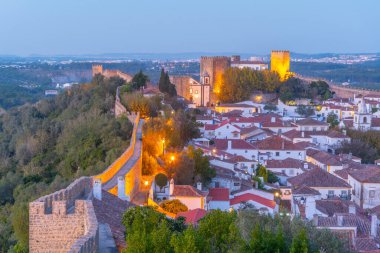 Portekiz 'deki Obidos kasabasının gece görüşü.