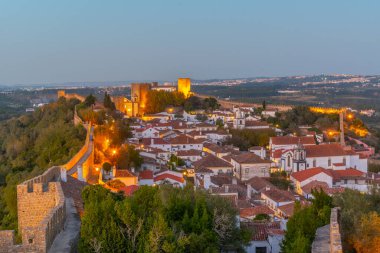 Portekiz 'deki Obidos kasabasının gece görüşü.