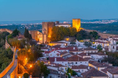 Portekiz 'deki Obidos kasabasının gece görüşü.