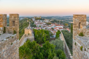 Portekiz 'deki Obidos şehrinin gün batımı manzarası.