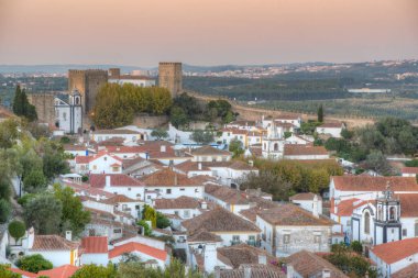 Portekiz 'deki Obidos şehrinin gün batımı manzarası.