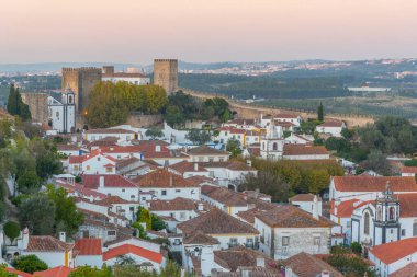 Portekiz 'deki Obidos şehrinin gün batımı manzarası.