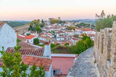 Portekiz 'deki Obidos şehrinin gün batımı manzarası.