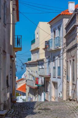 Portekiz, Nazare 'de dar bir sokak manzarası.