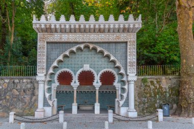 Portekiz 'in Sintra kasabasında Fonte Mourisca.