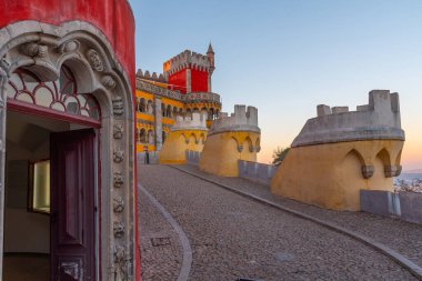 Sintra, Portekiz yakınlarındaki Pena Ulusal Sarayı.