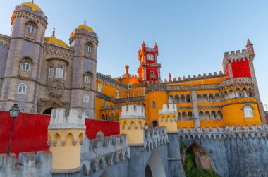 Sintra, Portekiz yakınlarındaki Pena Ulusal Sarayı.