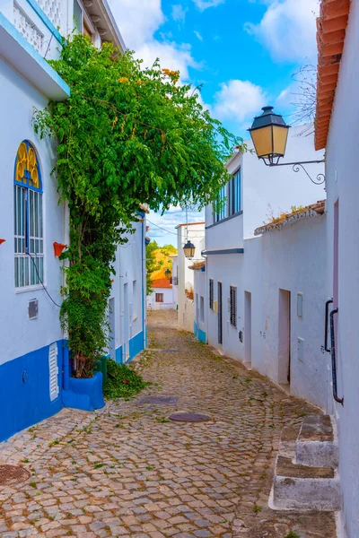 Portekiz 'in eski Alte bölgesindeki Dar Sokak.