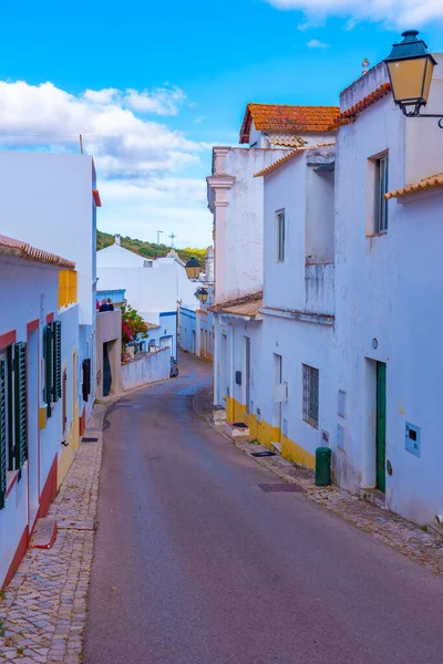 Portekiz 'in eski Alte bölgesindeki Dar Sokak.