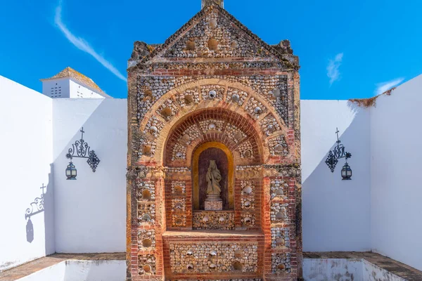 Faro katedralinin içinde kafataslarıyla süslenmiş sunak..