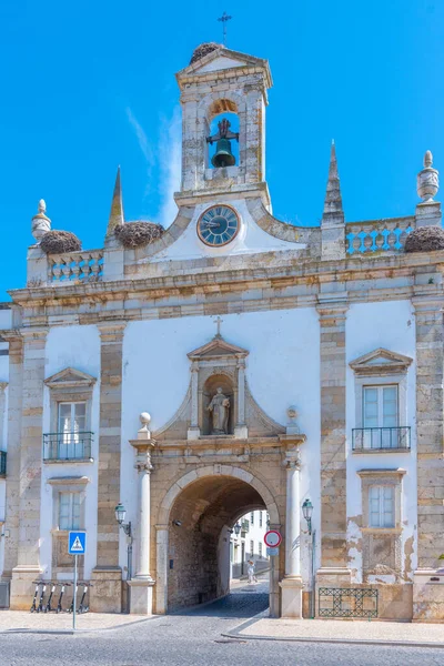 Portekiz 'in Faro kasabasında Arco da Vila.