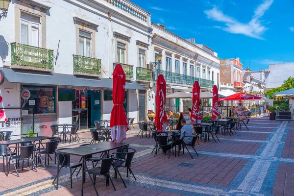 Portekiz 'in Faro şehrinin modern kesiminde dar sokaklar.