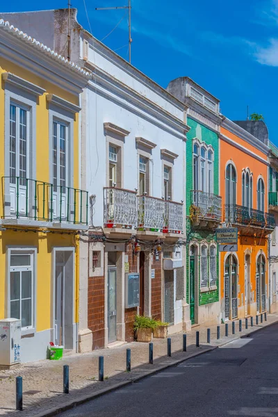 Portekiz 'in Faro şehrinin modern kesiminde dar sokaklar.