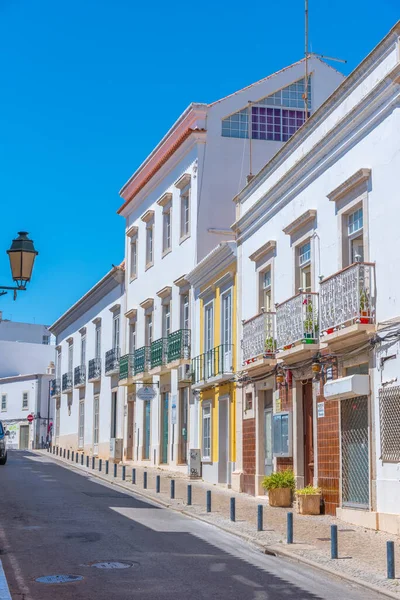 Portekiz 'in Faro şehrinin modern kesiminde dar sokaklar.