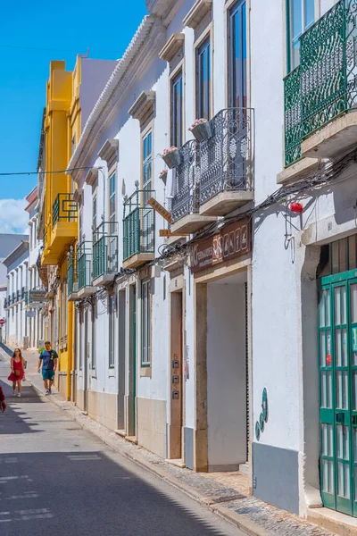 Portekiz 'in Faro şehrinin modern kesiminde dar sokaklar.