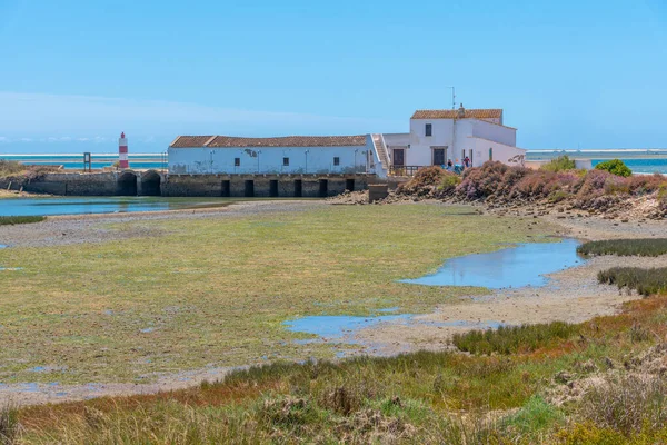 Portekiz 'deki Ria Formosa Ulusal Parkı' ndaki Quinta do Marim gelgit değirmeni.