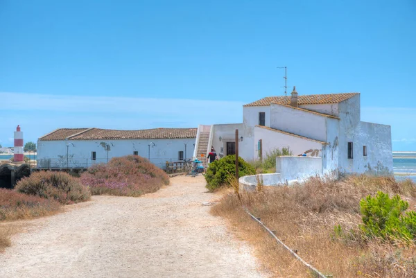 Portekiz 'deki Ria Formosa Ulusal Parkı' ndaki Quinta do Marim gelgit değirmeni.