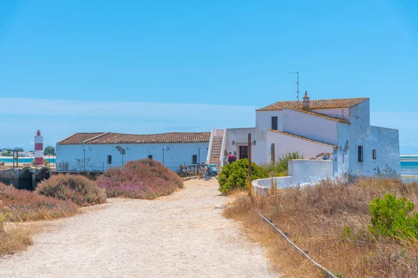Portekiz 'deki Ria Formosa Ulusal Parkı' ndaki Quinta do Marim gelgit değirmeni.