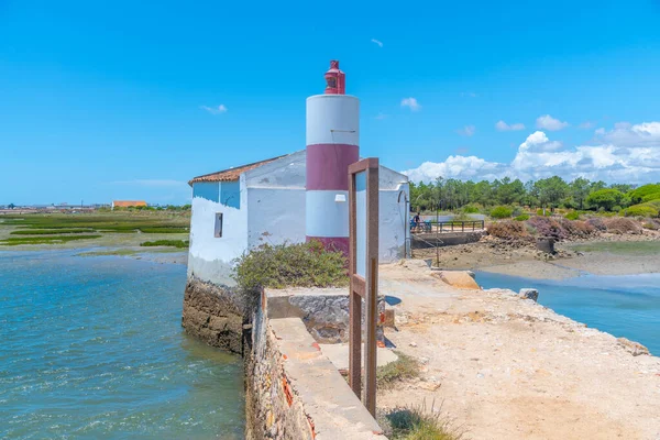 Portekiz 'deki Ria Formosa Ulusal Parkı' ndaki Quinta do Marim gelgit değirmeni.