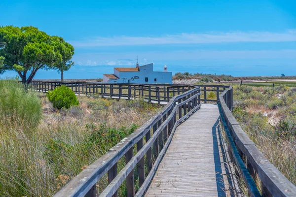 Portekiz 'deki Ria Formosa Ulusal Parkı' ndaki Quinta do Marim gelgit değirmeni.