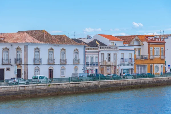 Portekiz, Tavira 'da Gilao nehrinin kıyısındaki evler..