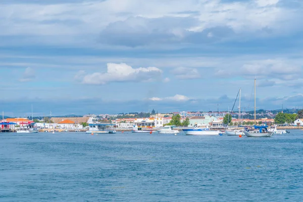Portekiz, Ilha de Tavira 'ya insan getiren turist feribotu.