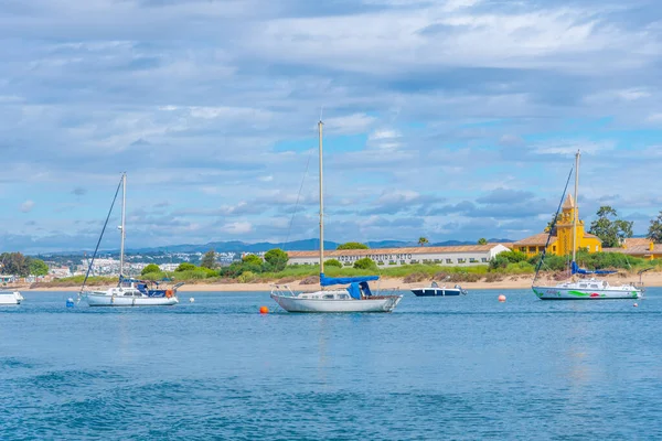 Portekiz, Ilha de Tavira yakınlarında demirleyen tekneler..