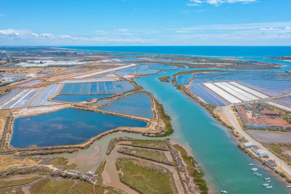 Portekiz 'in Tavira kasabasındaki tuz tavalarının havadan görünüşü.