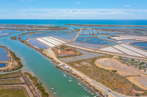Portekiz 'in Tavira kasabasındaki tuz tavalarının havadan görünüşü.