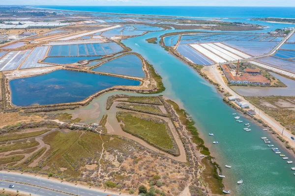 Portekiz 'in Tavira kasabasındaki tuz tavalarının havadan görünüşü.