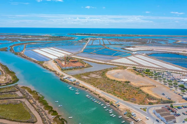 Portekiz 'in Tavira kasabasındaki tuz tavalarının havadan görünüşü.