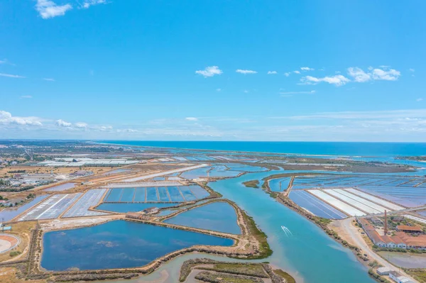 Portekiz 'in Tavira kasabasındaki tuz tavalarının havadan görünüşü.