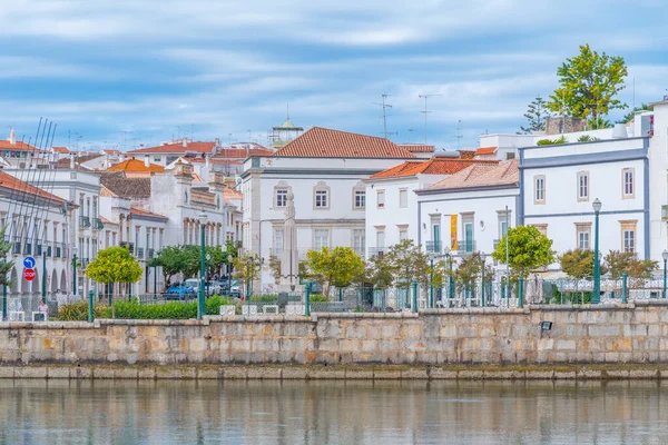 Portekiz, Tavira 'da Gilao nehrinin kıyısındaki evler..